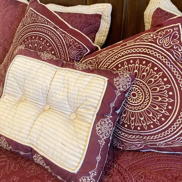 Queen size red & cream bed spread w/ 2 pillow shams and 4 throw pillows - Picture 4 of 6